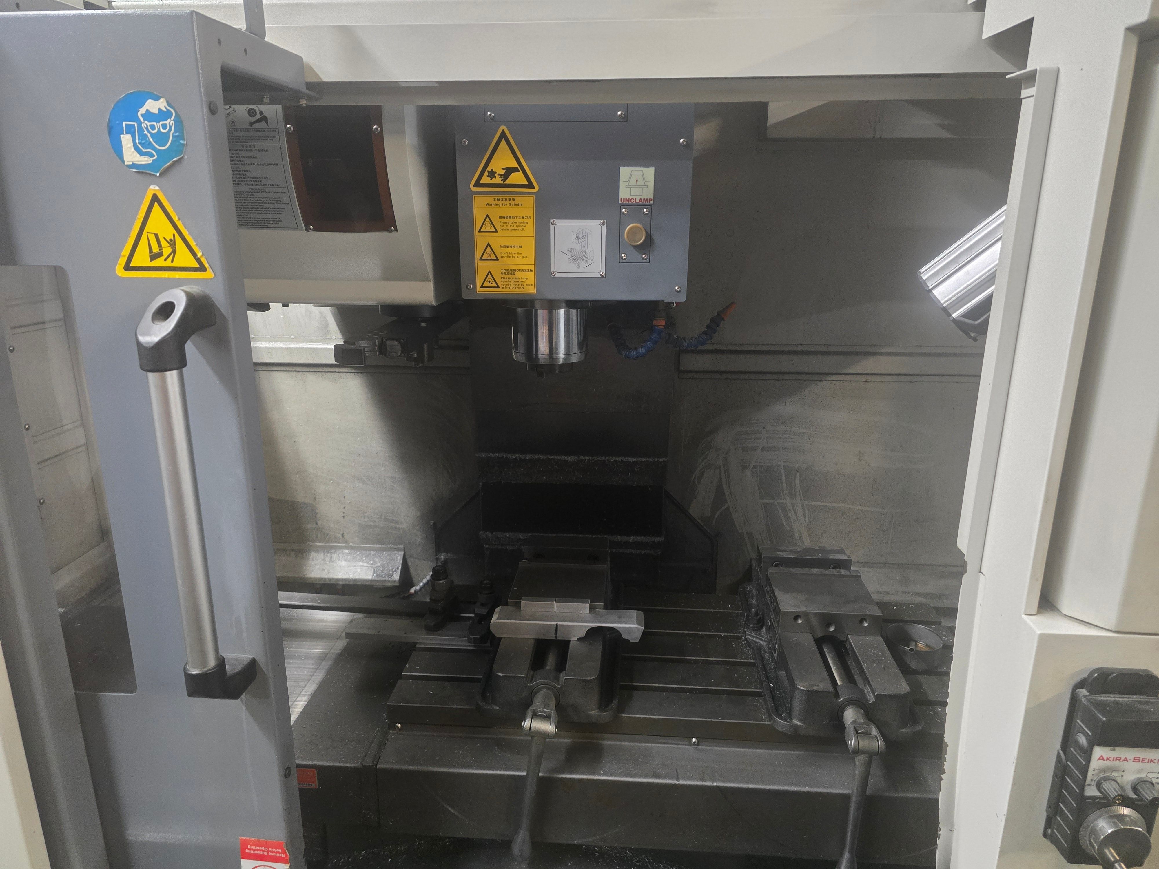 Akira Seiki SR3XP CNC Mill